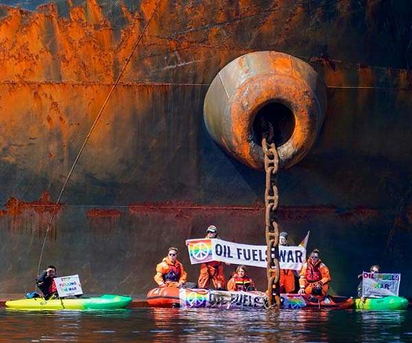 Greenpeace blocks unloading of Russian gas in Sweden