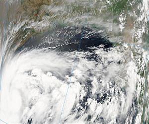 Cyclone bears down on India's southeast coast