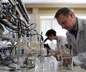 Electrochemical step towards a better hydrogen storage