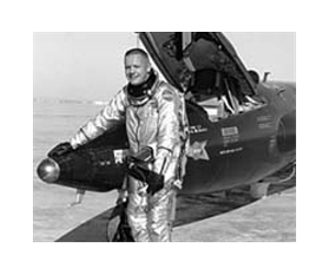 Memorial service honors 'man on the moon' Armstrong