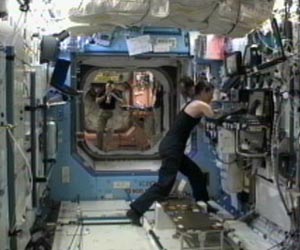 Glitch delays space station crew's return to Earth