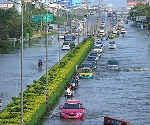 Flood victims chide Thai PM over lack of aid