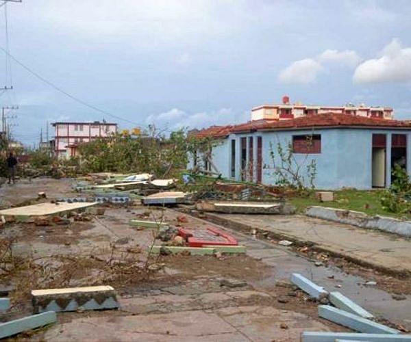 Hurricane Ian leaves Cuba without power, takes aim at Florida
