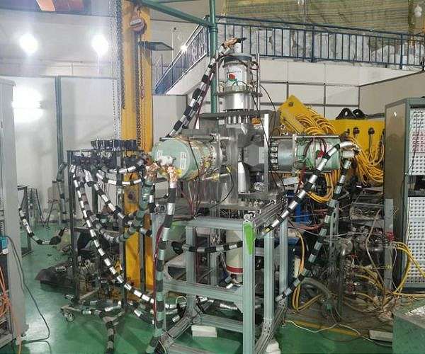 Experiments settle debate over how Molybdenum 93 isomer releases stored energy