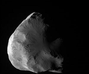 Cassini Captures Ice Queen Helene