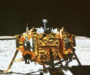 Chinaese moon rover and lander photograph each other