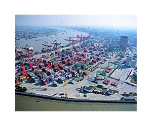 China returns to trade surplus in April