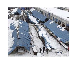 Record snow brings travel misery to China, South Korea