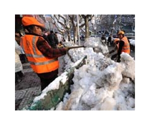 Record snow brings travel misery in China, South Korea
