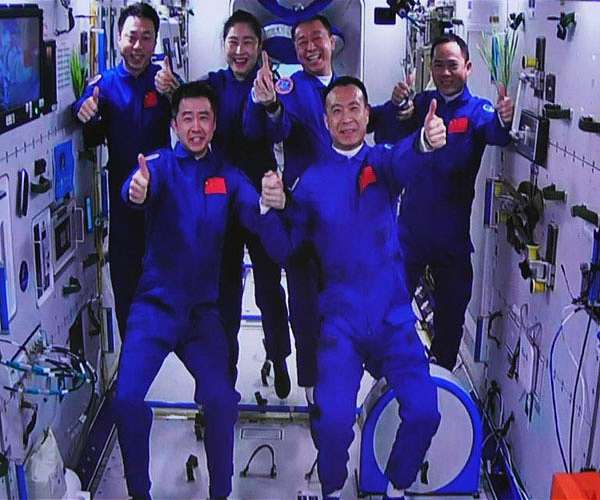 Astronauts honored for contributions to China's space program