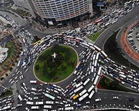 One eye on China, Renault unveils first compact SUV