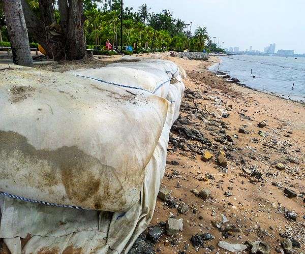 Dakar's beachfront battle against concrete