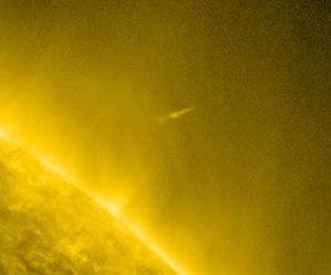 Sun-Grazing Comet Flies Deep Into Solar Corona