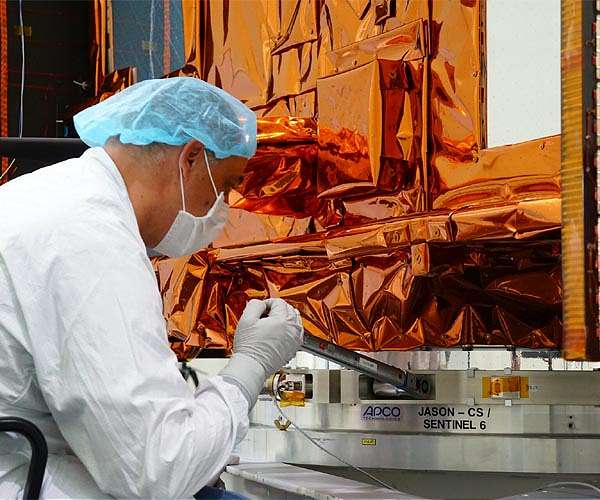 Contracts signed for three high-priority ESA environmental missions