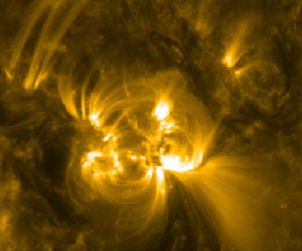 Solar Observatory sees coronal loops flicker before big flares