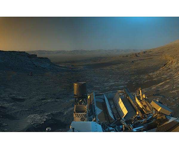 Curiosity sends a picture postcard from Mars