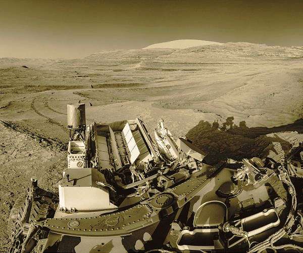 Curiosity Captures Mars Landscape While Talking to an Orbiter