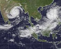 Cyclone batters eastern India, 300,000 evacuated