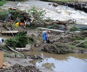 Czechs braving mud say floods milder than 2002