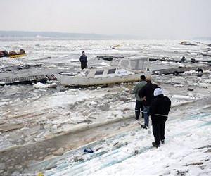 Melting ice wrecks boats on Danube