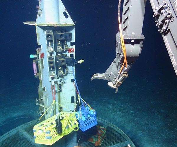 Chinese ship scouts deep-ocean floor in South Pacific