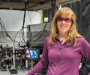 Compact atomic clock design uses cold atoms to boost precision