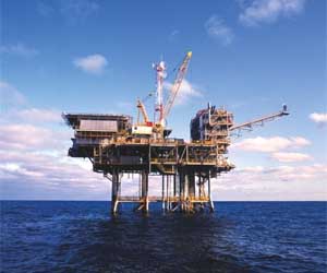 Top kill stops leak, Obama targets offshore drilling