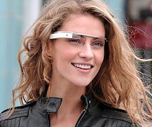 Google Glass eyewear lets winking snap pictures