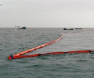 Oil washes onto US shores as latest spill solution stalls
