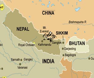 Chinese troops 'threaten' Indians in disputed area