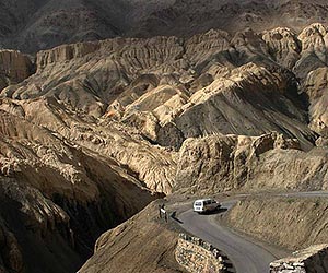 Himalayan quake rescuers blast route to epicentre