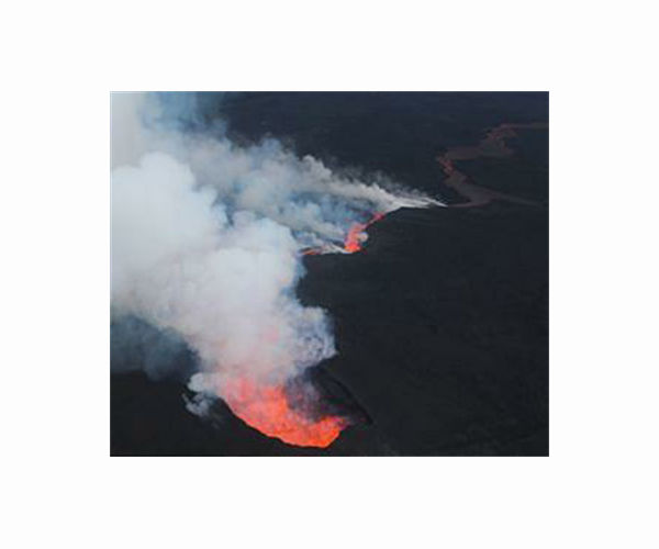 New lava stream flows from Iceland volcano