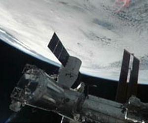 Station Crew Opens Dragon Hatch