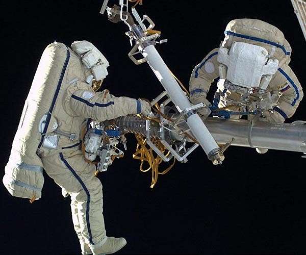 Cosmonauts wade into Ukraine, fly separatist flag onboard ISS