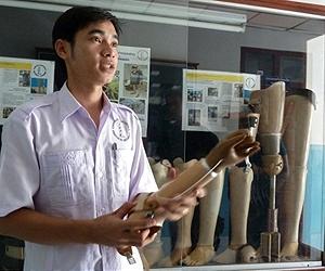 Clinton faces legacy of Laos bombings