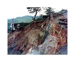 25 dead, 150 missing in Philippine landslide