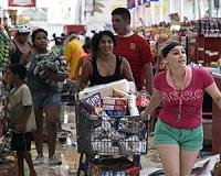 Hurricane strands tourists, sparks looting in Mexico