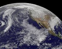 Thousands flee as floodwaters threaten California city