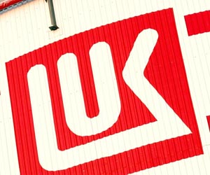 Lukoil-led group initials deal for massive Iraq oil field