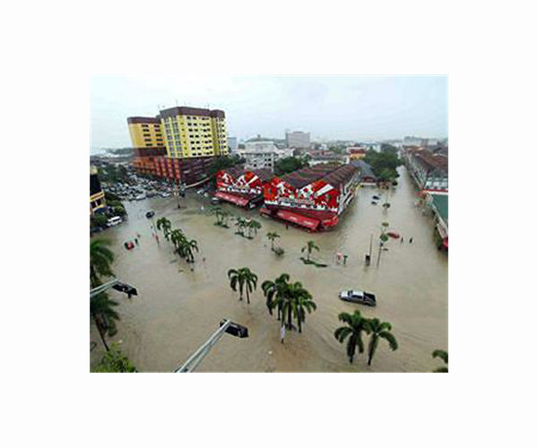 Thousands flee as floods worsen in Malaysia