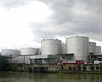 Manila defies court, allows oil depots to stay