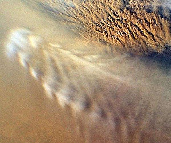 Martian dust storms churn up Earth-like clouds