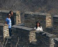 Michelle Obama sees Great Wall, Chinese educators