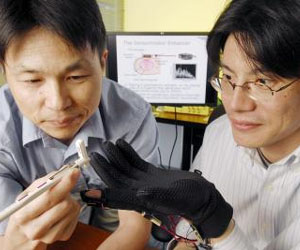 Wearable device that vibrates fingertip could improve sense of touch