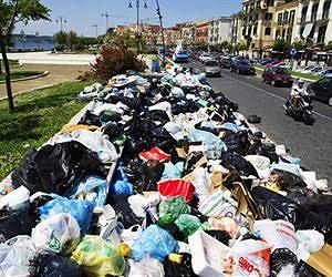 Naples garbage men get armed guard as crisis escalates