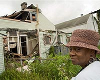 Bush surveys storm-hit Louisiana as evacuees trickle home