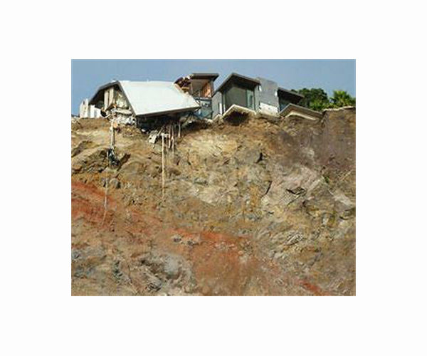 On edge: Cliff collapse leaves pricey California homes teetering