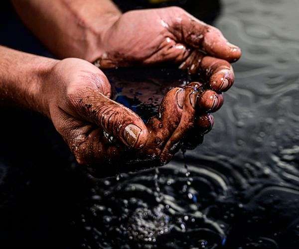 Oil spill from Russian tankers spreads