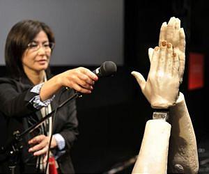 Tokyo tech fair opens with robotic clapping of hands