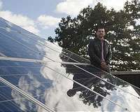 Electronic control to ensure photovoltaic systems always work at maximum power